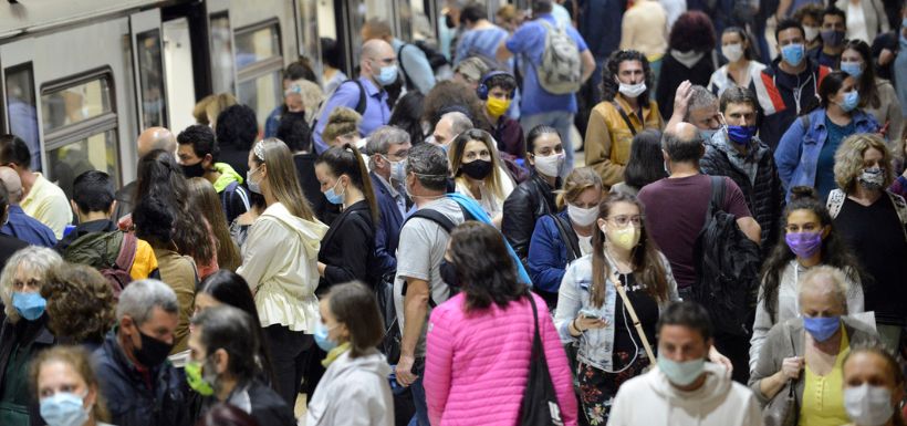 foule de personnes masquées