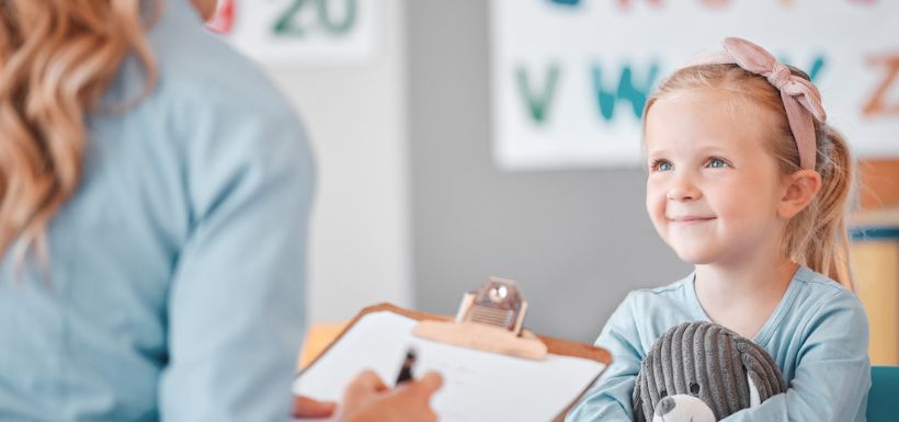 enfant en consultation à l'école